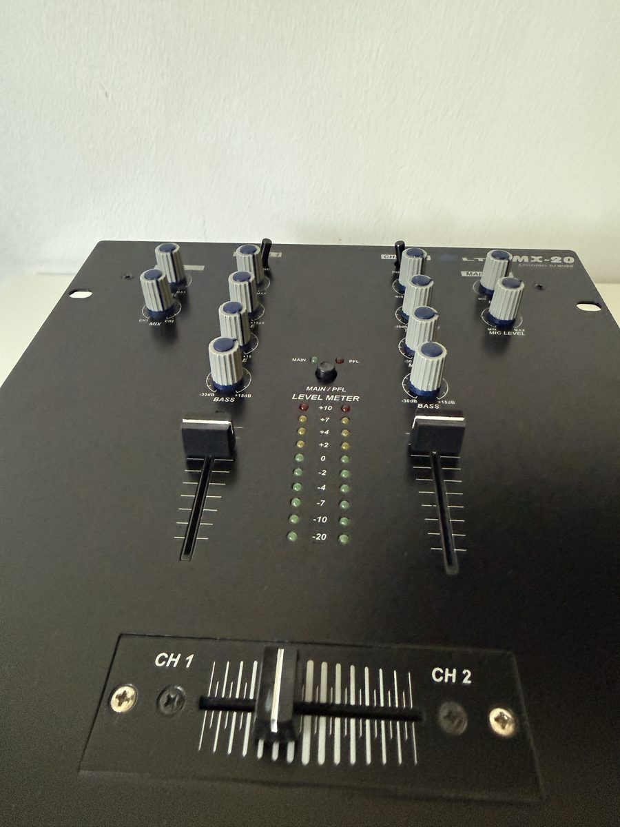 DJ Комплет: Native Instruments Audio 4 DJ (звучна картичка) + Alto MX-20 (2-канален миксер)