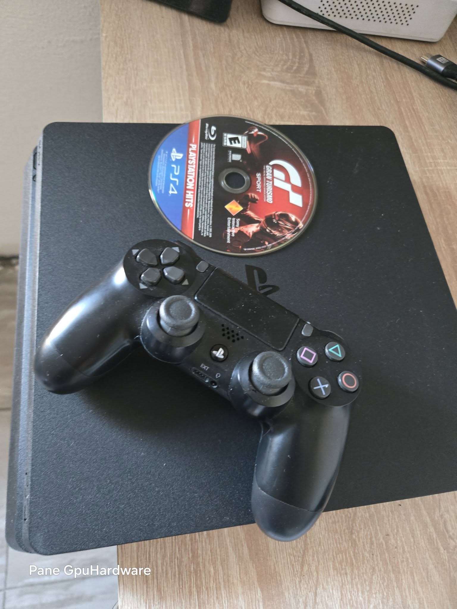 Se prodava PS4 slim 1tb