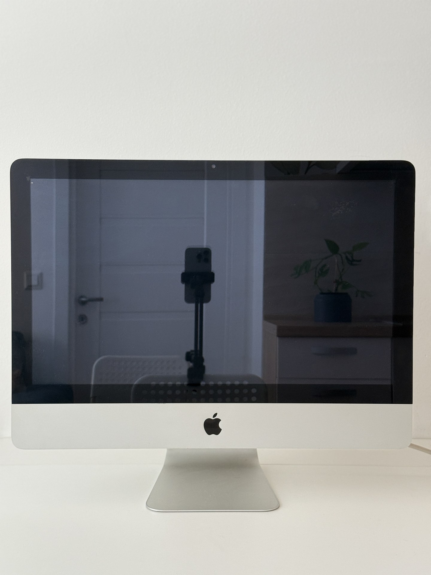 [Продавам] Apple iMac 21.5" (Late 2009) - Core 2 Duo 3.06GHz / 12GB RAM / 500GB Samsung SSD Xubuntu