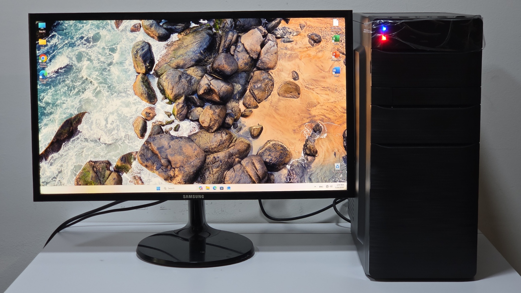 Продавам половни Office PC во комплет со 24" Samsung монитор