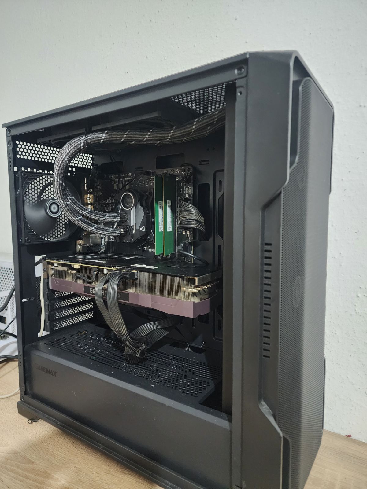 Se prodava PC: Intel i5 14400F, 32gb ddr5 ram, 500gb nvme, 3070Ti 8GB