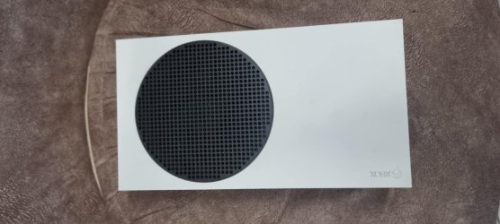 Xbox Series S со 2 контролери