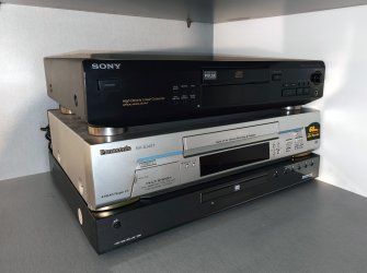 Продавам VHS рекордер, DVD рекордер и CD плеер - топтан за две илјадарки