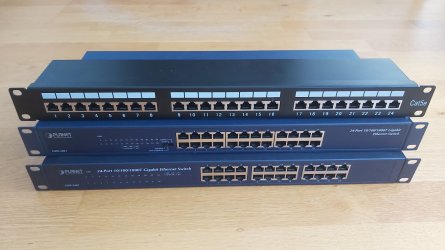 Продавам 2 х Planet GSW-2401 (v8 & v9) Gigabit Ethernet Switch и 1 х Cat 5e Crossing Patch Panel